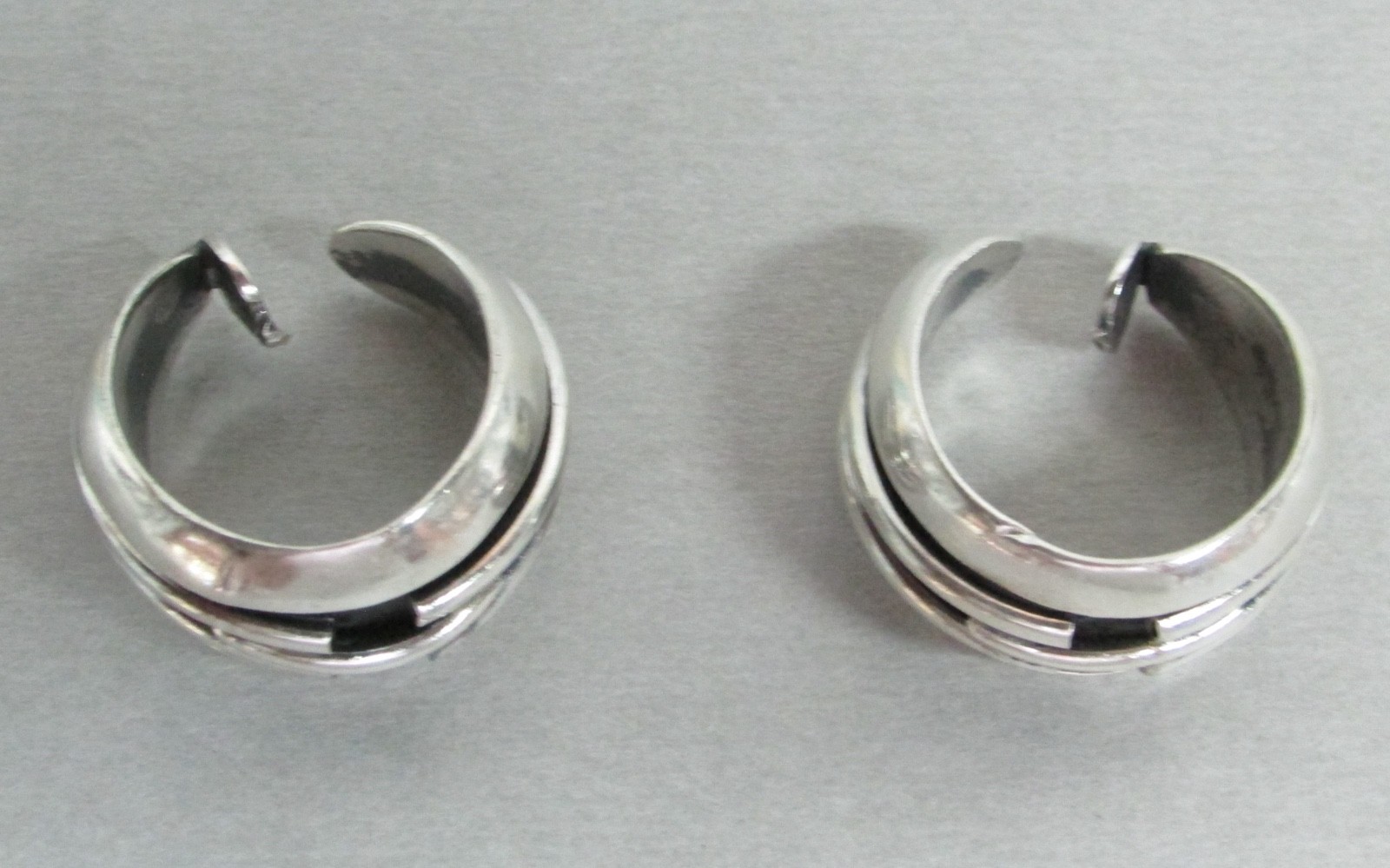 Earrings, Sterling cuffs, incised, Alfredo Villasana, 1.0” dia, 16.6 g, Taxco