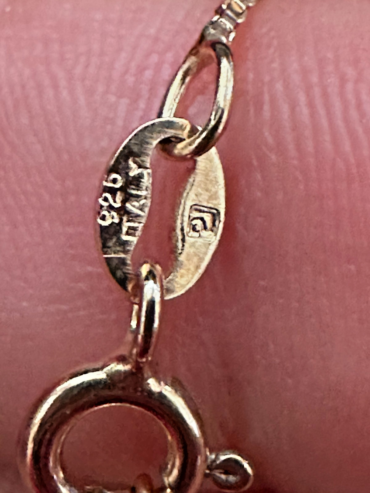 925 sterling silver pendant and chain. 4.32g. L-18 in. Gold color.
