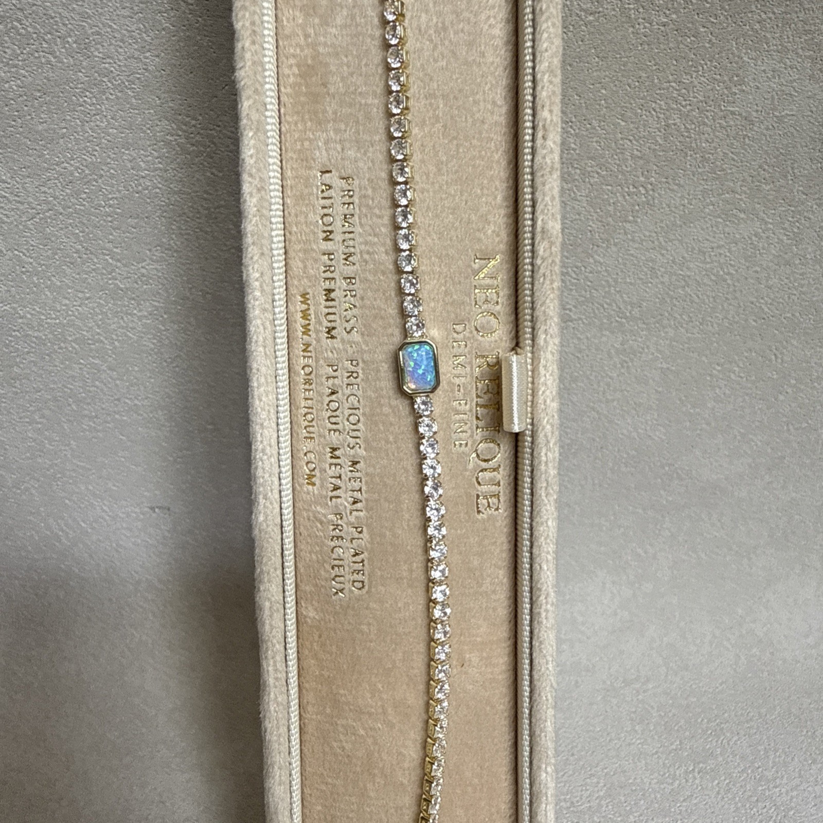NWT Neo Relique Brass Precious Metal Plated Emerald Color Heart Bracelet