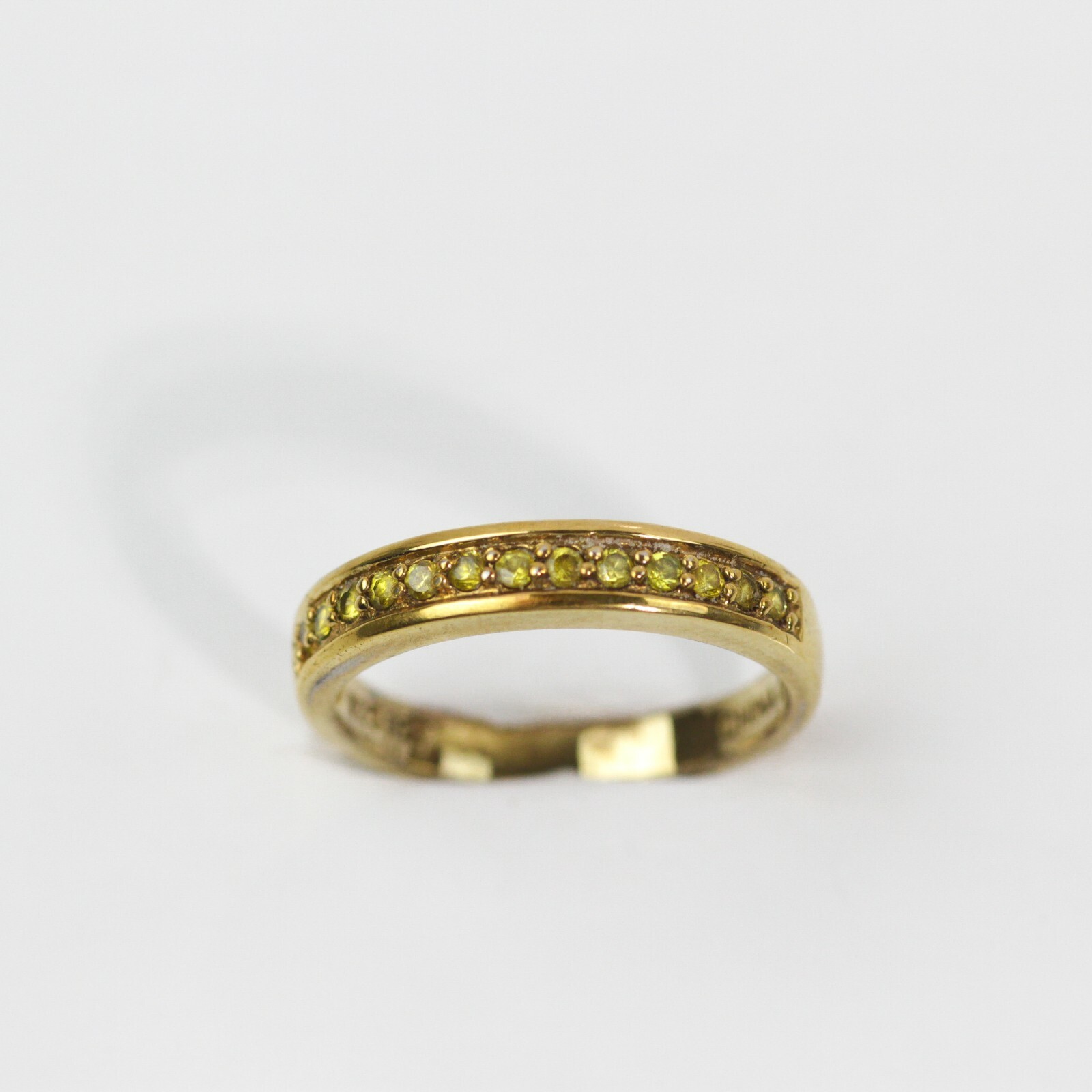 ADORABLE STERLING SILVER GOLD TONE BAND WITH GREEN GEMSTONES SIZE 6.75