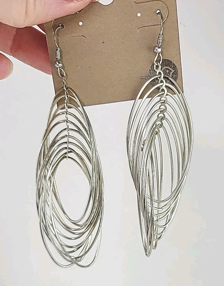 Lot of 5 Pairs of Fashion Earrings Long dangling silver and Gold Tone