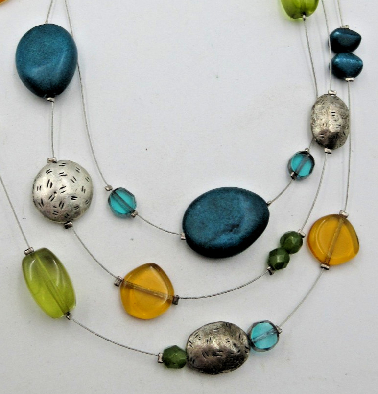 CHICOS MODERN VTG ? 21.5″ ADJ yellow blue green black silver tone charm Necklace
