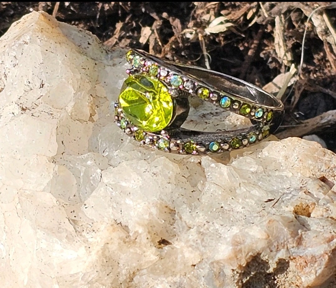 Green Crystal Statement Ring Gunmetal Split Band Aurora Borealis Rhinestones 8