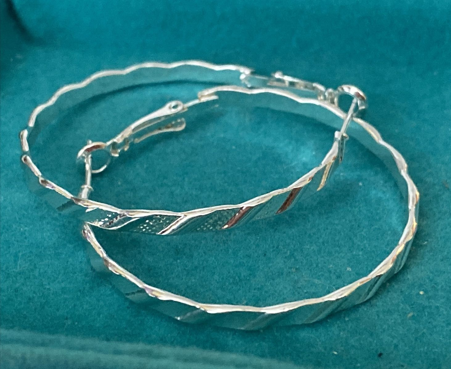 Pretty New Silver Plated Textured Band 1.5″ Round Hoop Earrings w/Omega Backs