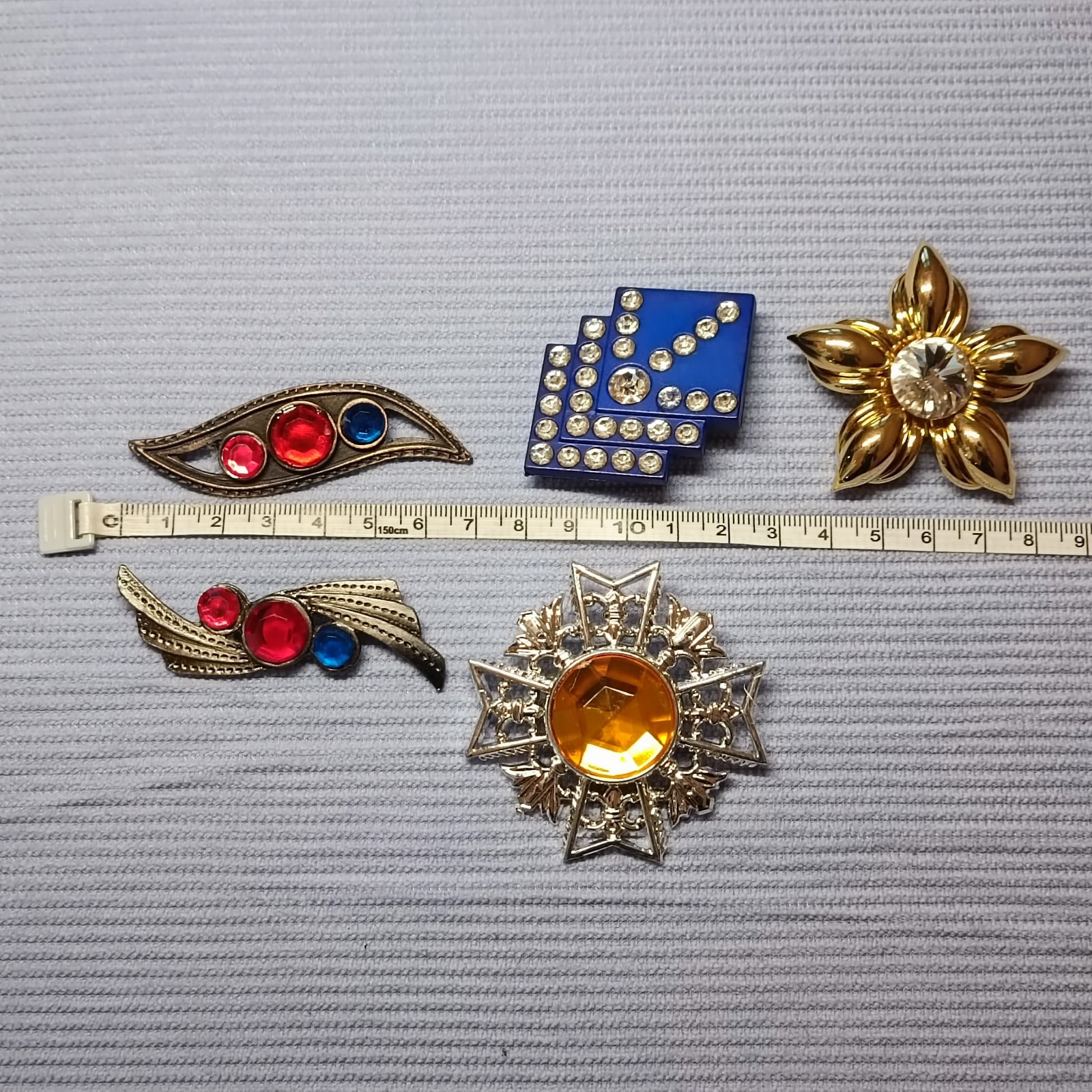Super price! Set of 10 Brooches – Vintage