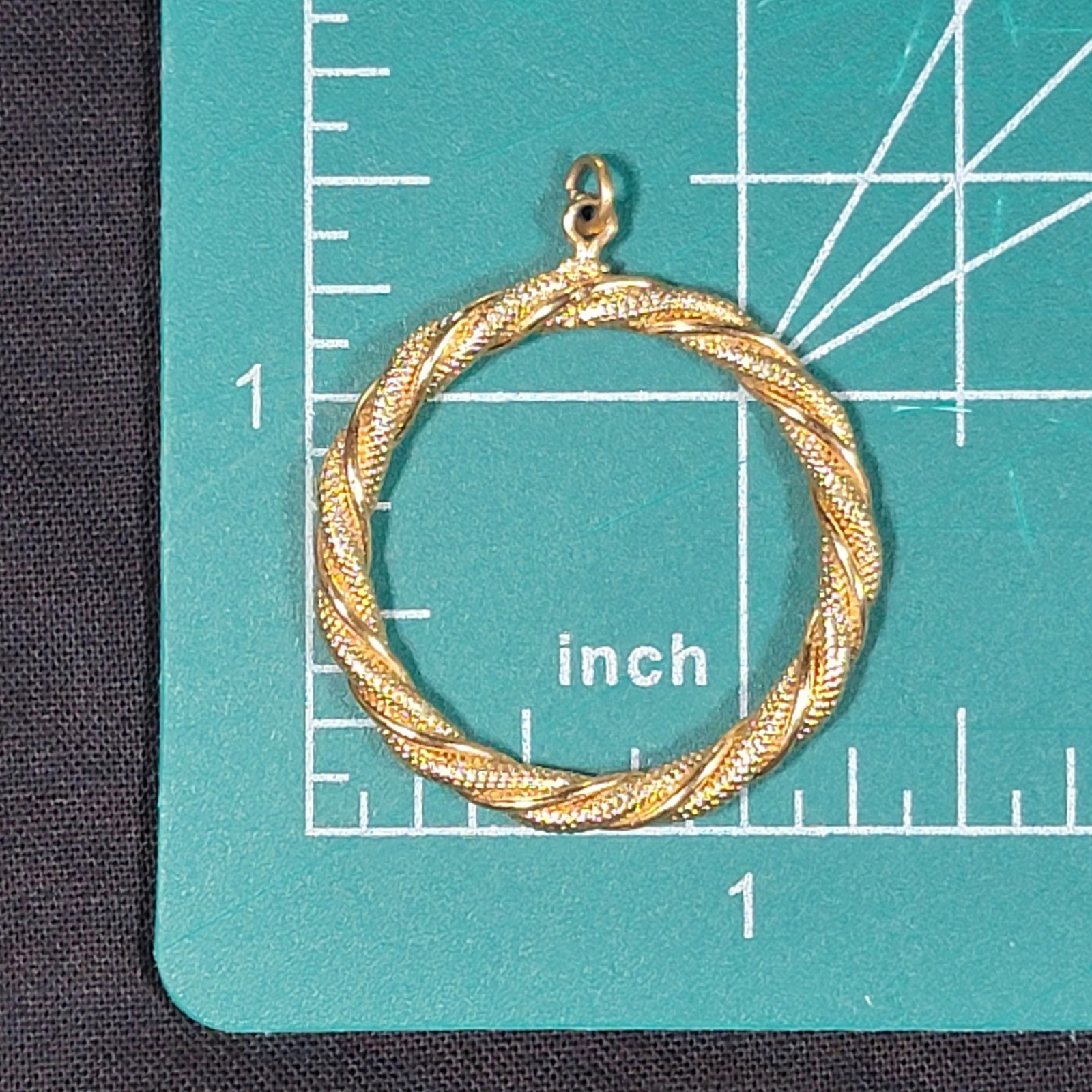 VTG 70s Gold Tone Twisted Rope Open Circle Pendant Minimalist Classic Statement