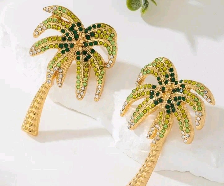 Tropical Sparkling Rinestone Palm Tree 1.5″ Goldtone Earrings, Stud. Beautiful