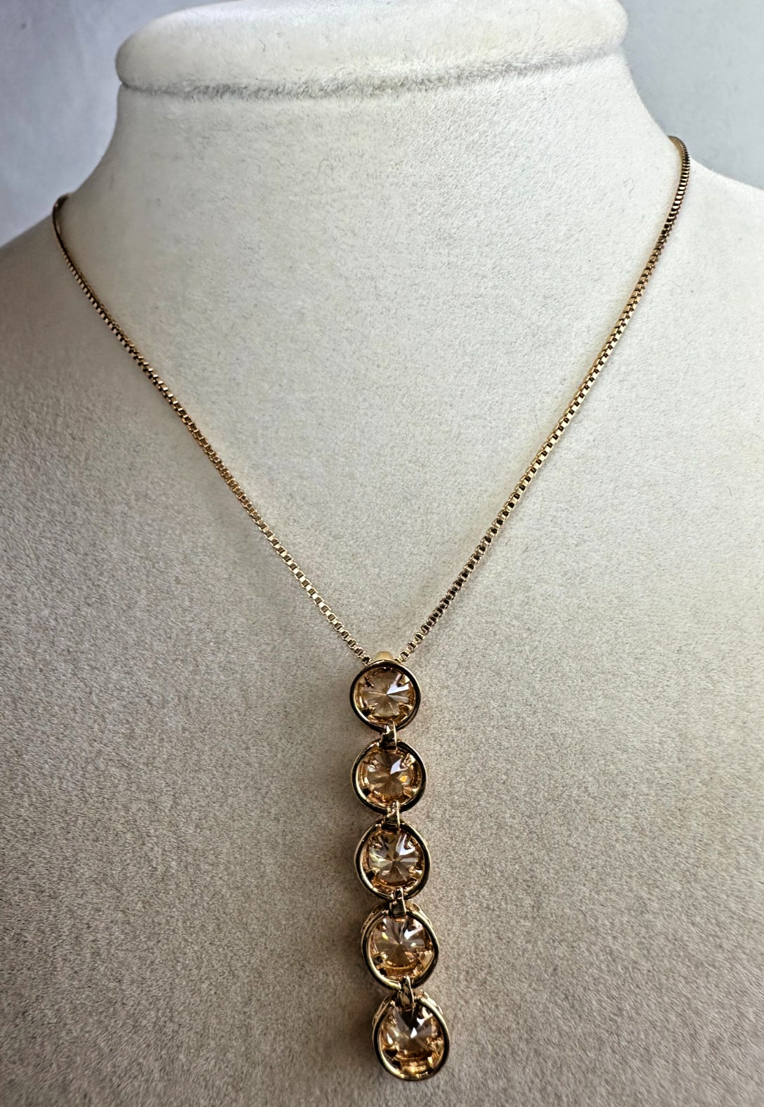 925 sterling silver pendant and chain. 4.32g. L-18 in. Gold color.