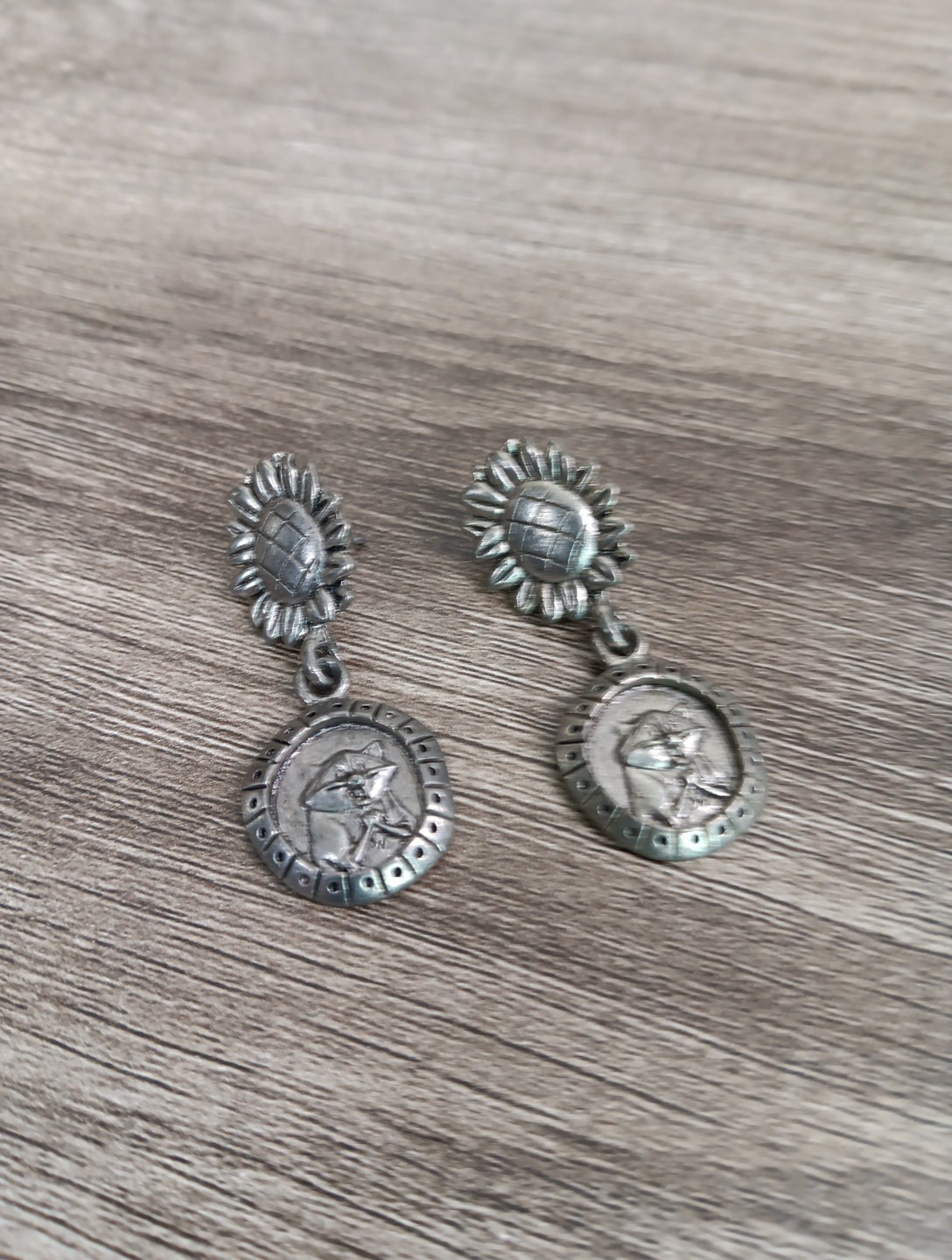 Disney 1994 Pocahontas Pewter Oval Meeko Dangle Earrings Oops Daisy Raccoon