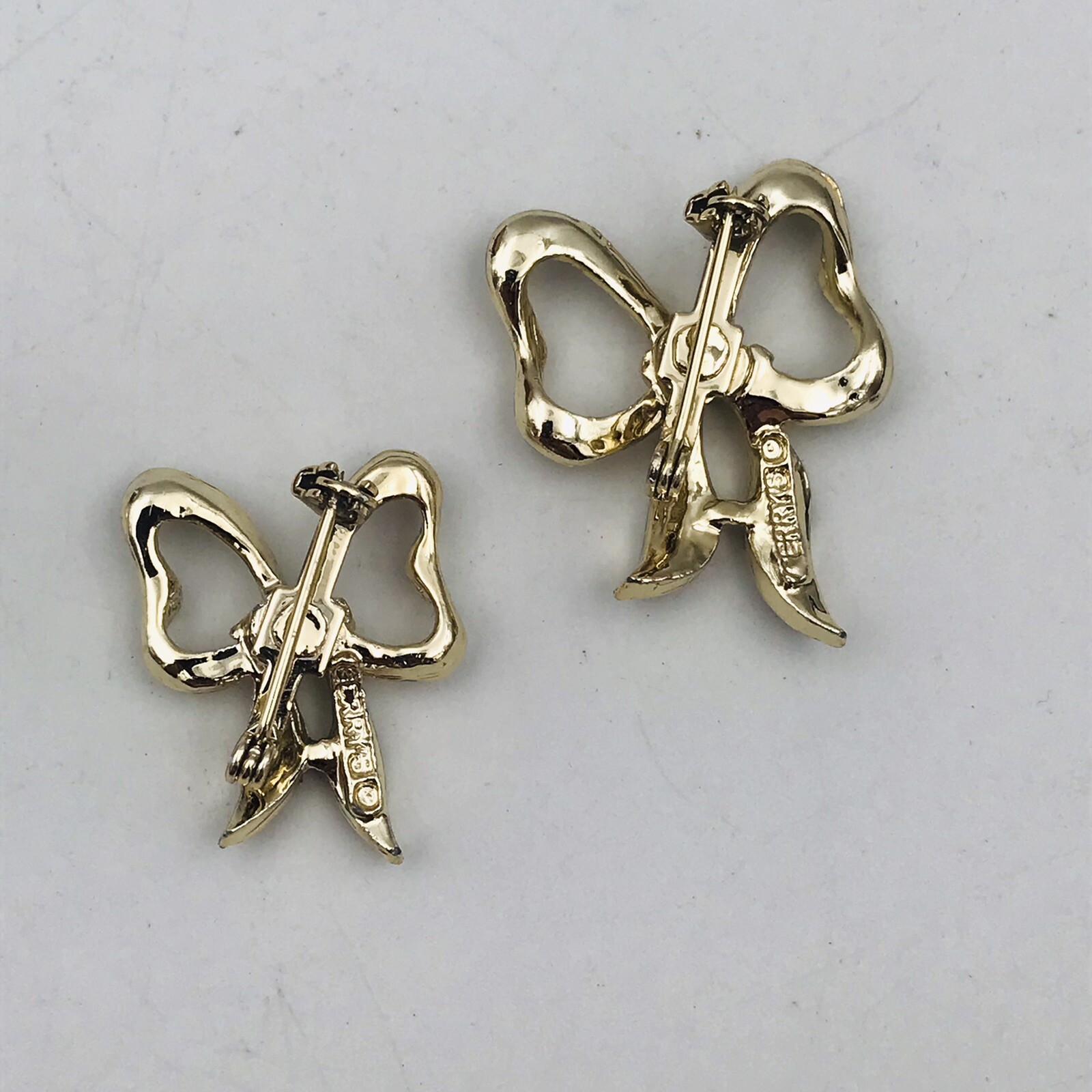 Two (2) Gerrys Signed Silver Tone Ribbons Pin Brooches 1 1/4″x1″ & 1 1/8″x7/8″