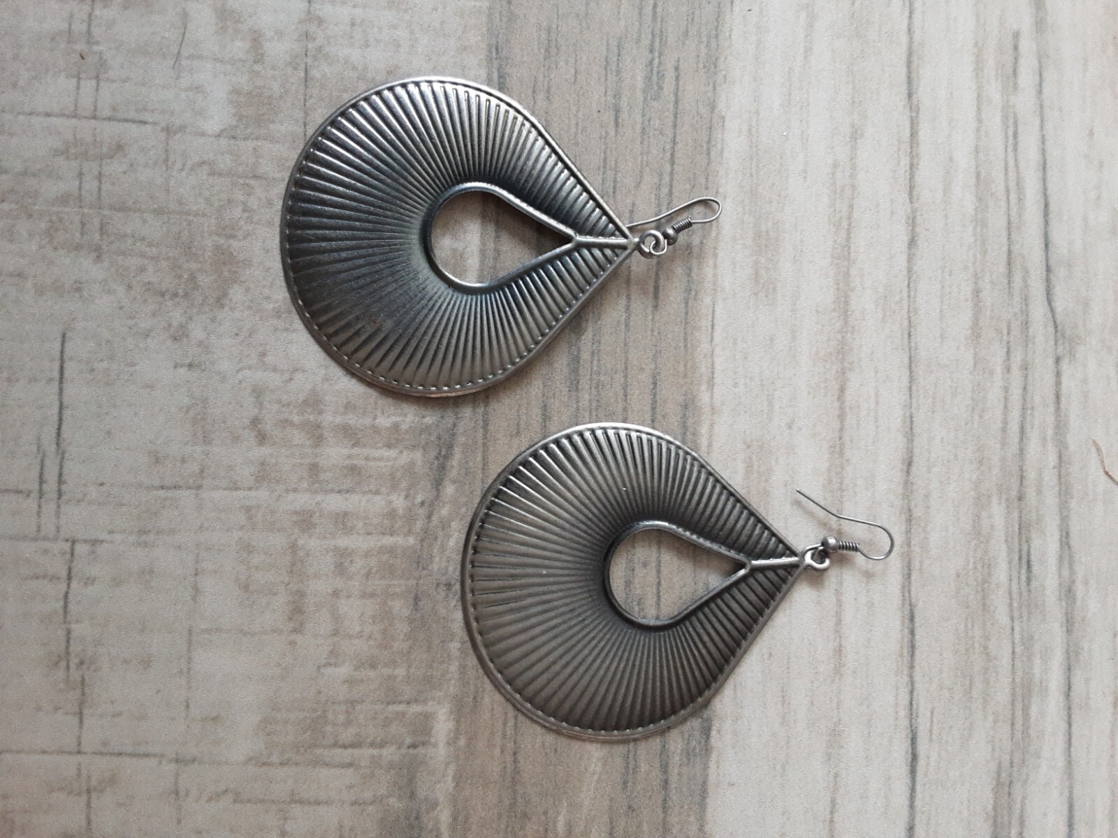 METAL DANGLE EARRINGS. LUGHTWEIGHT 2X2.2IN