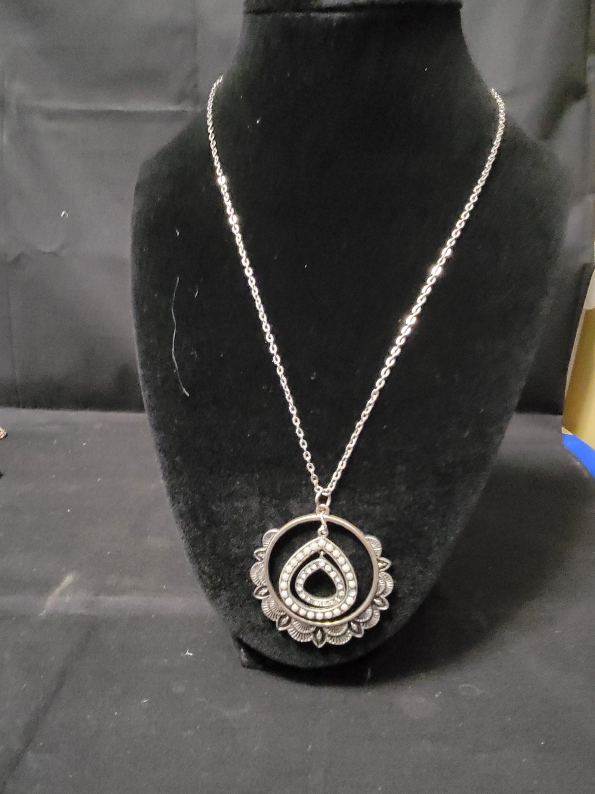 Double Teardrops In Circle Necklace