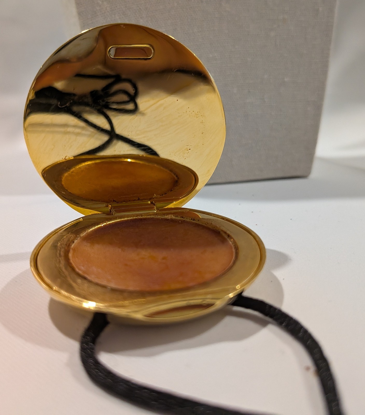 Donna Karan Cashmere Mist Solid Perfume Pendant Necklace Gold Tone Compact Silk