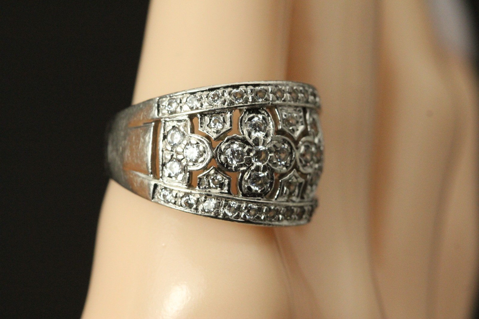 925 Sterling Silver Size 8.25 Ring White Stones in Flower Cutouts 6.8g (RIN9465)