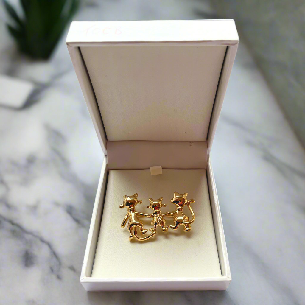 9K Gold Plated Cat Family Brooch – 4cm x 2.5cm | Cute & Elegant Feline Scarf Pin