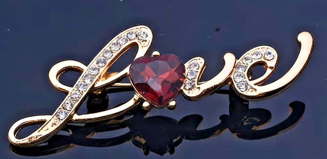 Broche elegante en forma LOVE con corazon de brillante marron para mujer