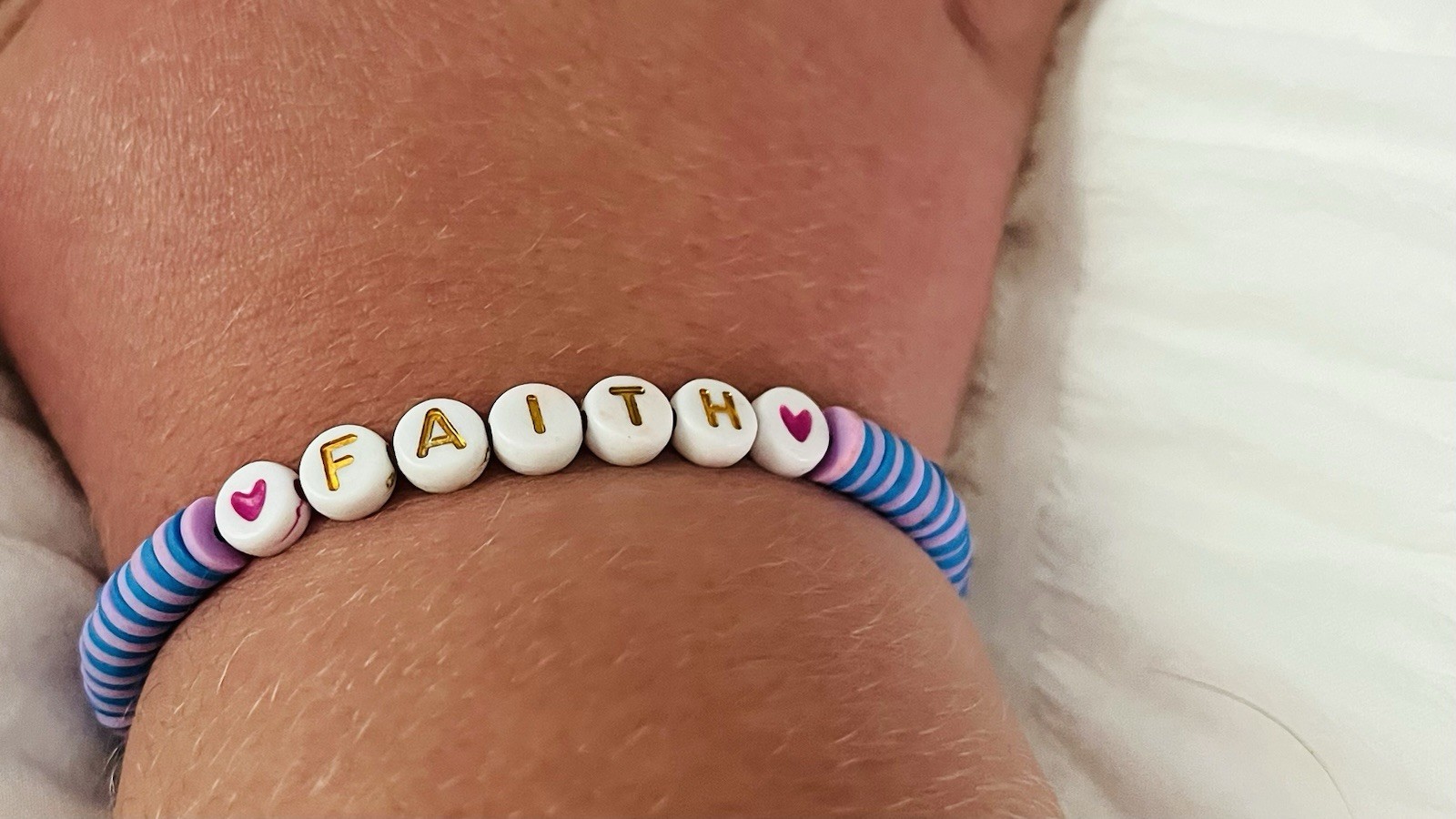 Blue, White & Pink Plastic Round Bead Stretch Bracelet “FAITH” Letter & Heart