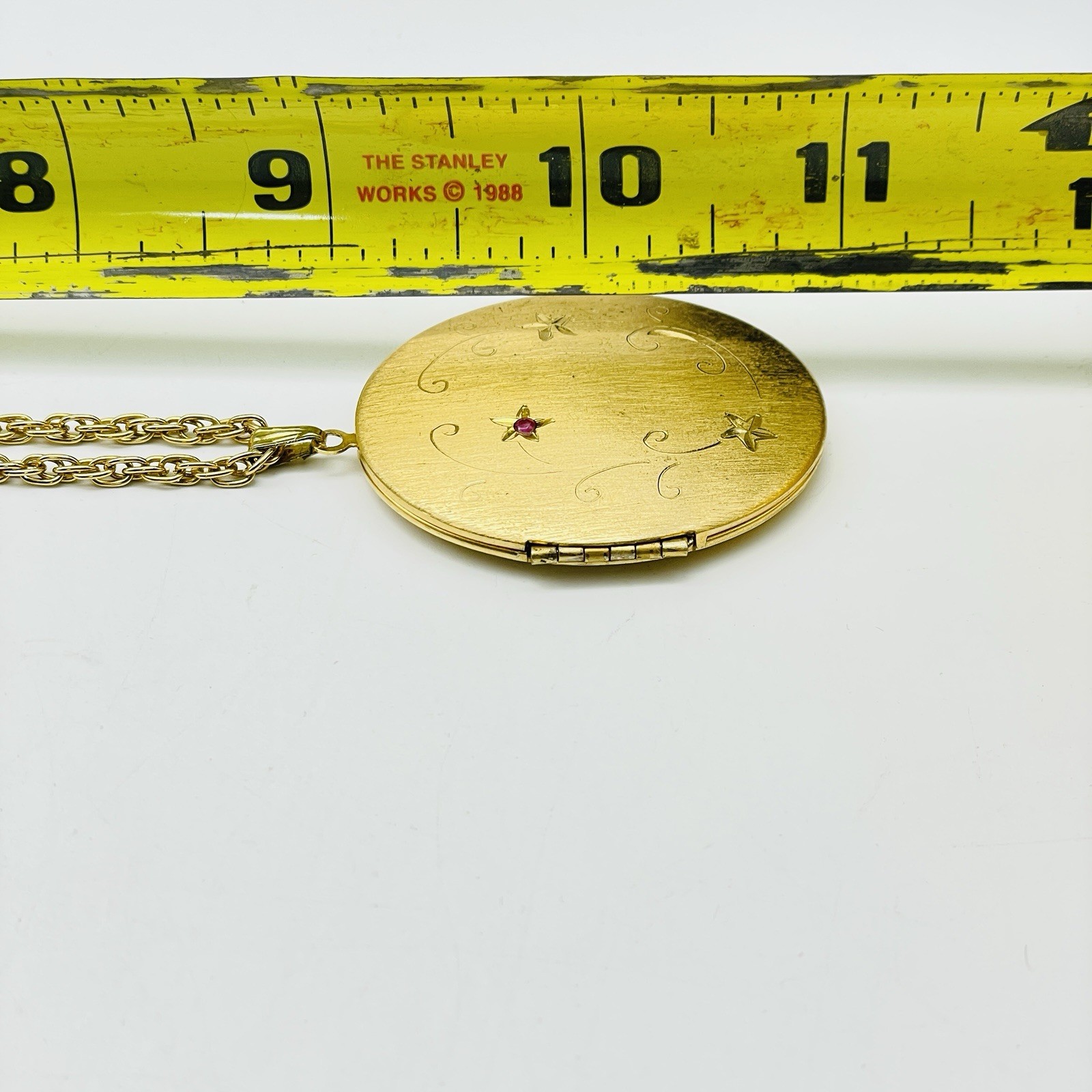 Vintage Gold Tone Necklace Oval Locket Etched Star Keepsake Photo Pendant