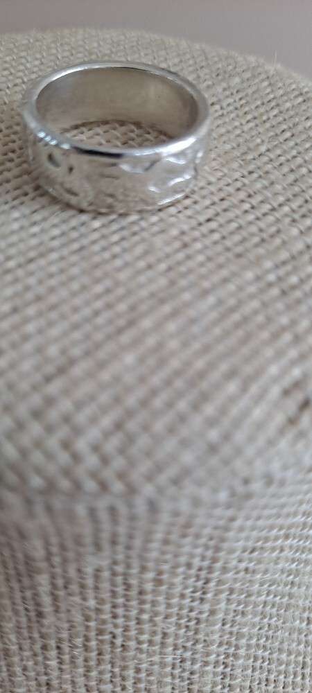 925 STERLING SILVER BAND RING WITH UNIQUE ACCENTS- GORGEOUS!