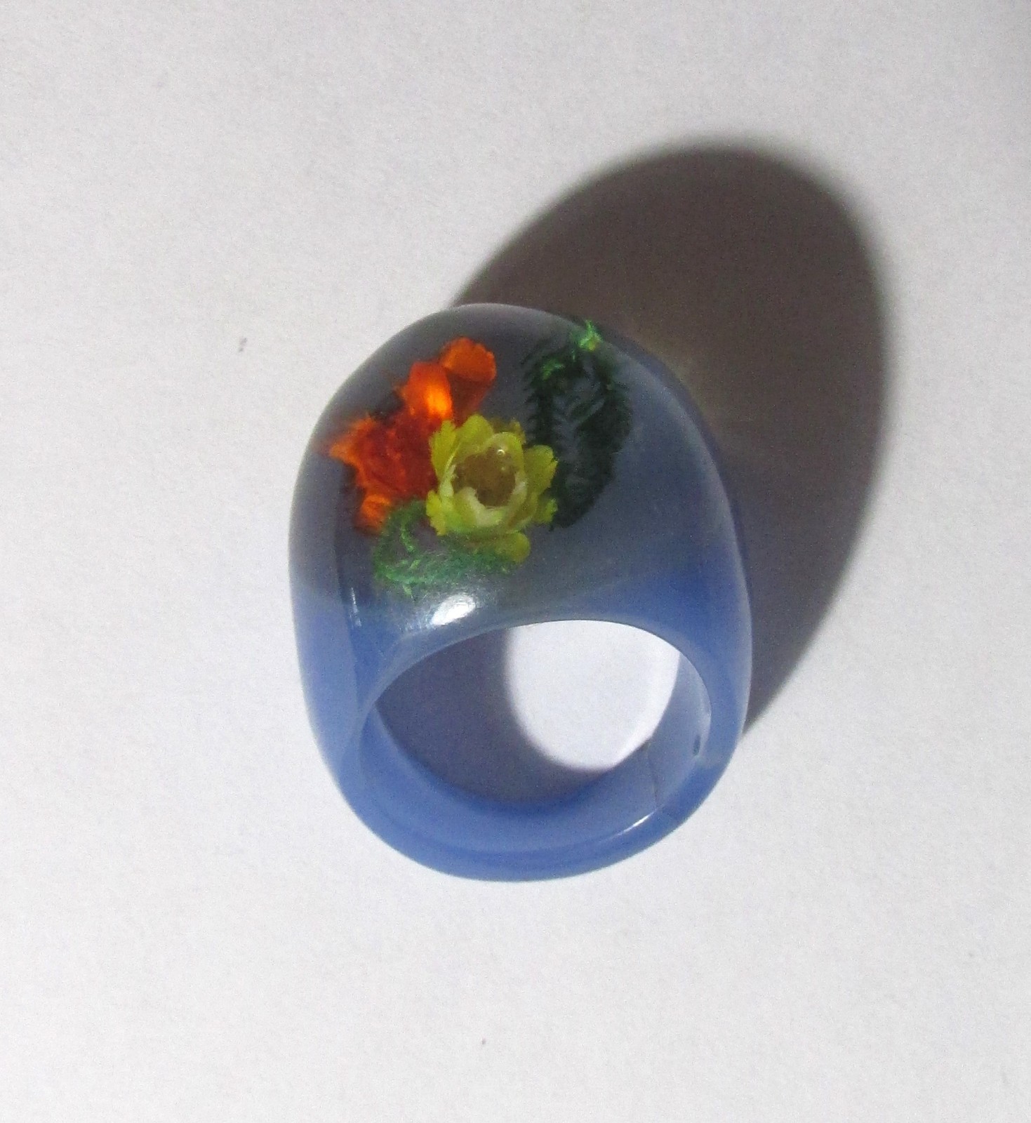 Vtg Lucite Dome Ring sz 7 Blue Resin Real Pressed Flowers Bold Statement Floral