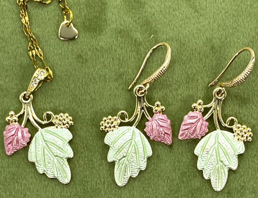 Necklace/Earrings Gold Tone Pink I& Green Engraved Leaf Design. Chain 16″ + 2″.
