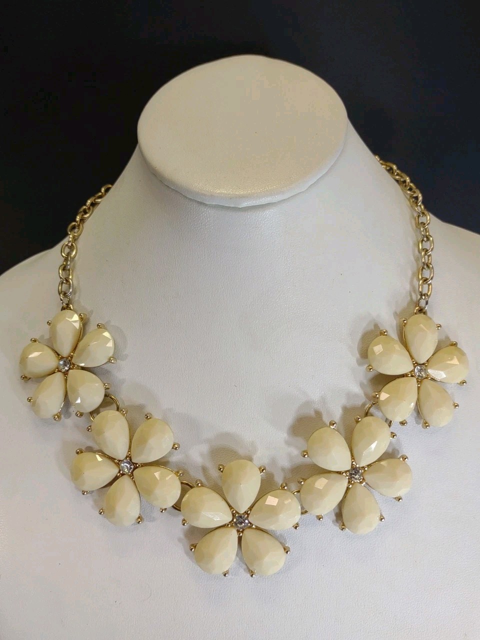 2010’s 21″ Adj Beige Bib Floral Flower Statement Necklace Gold Tone Finish