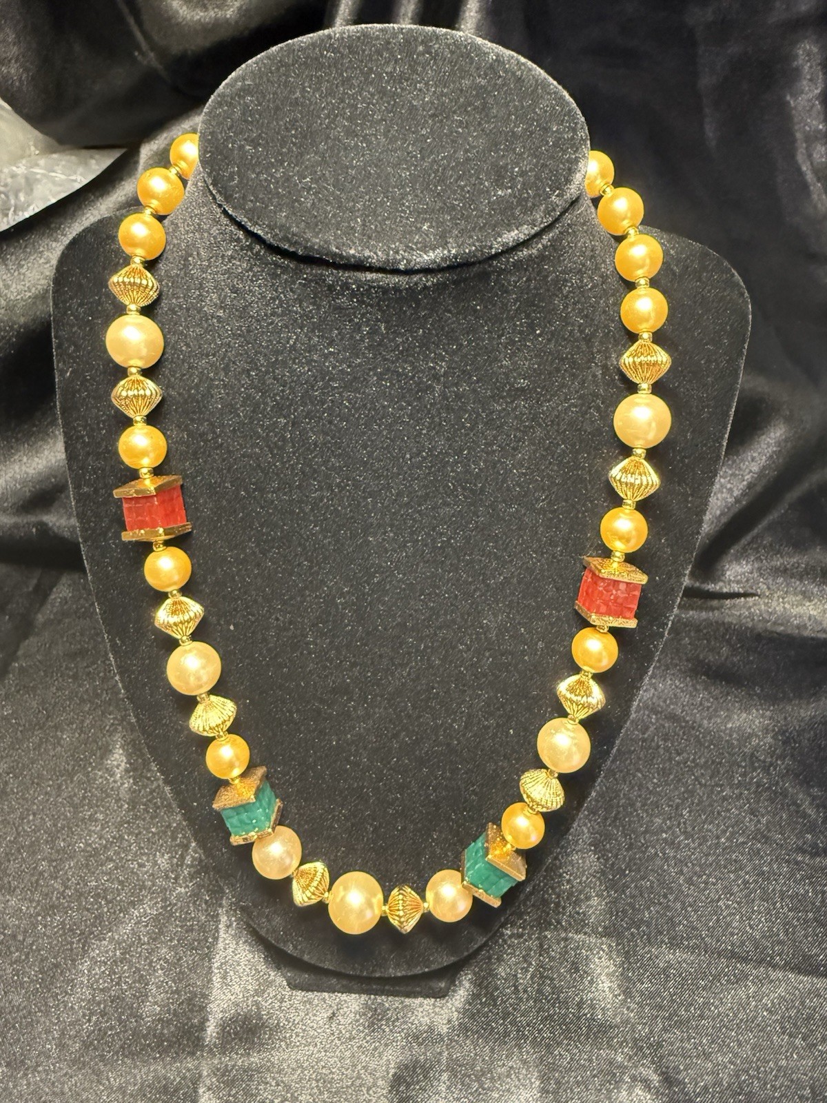 Fashion Faux Gold Pearl Ruby & Emerald Necklace Hook Closure