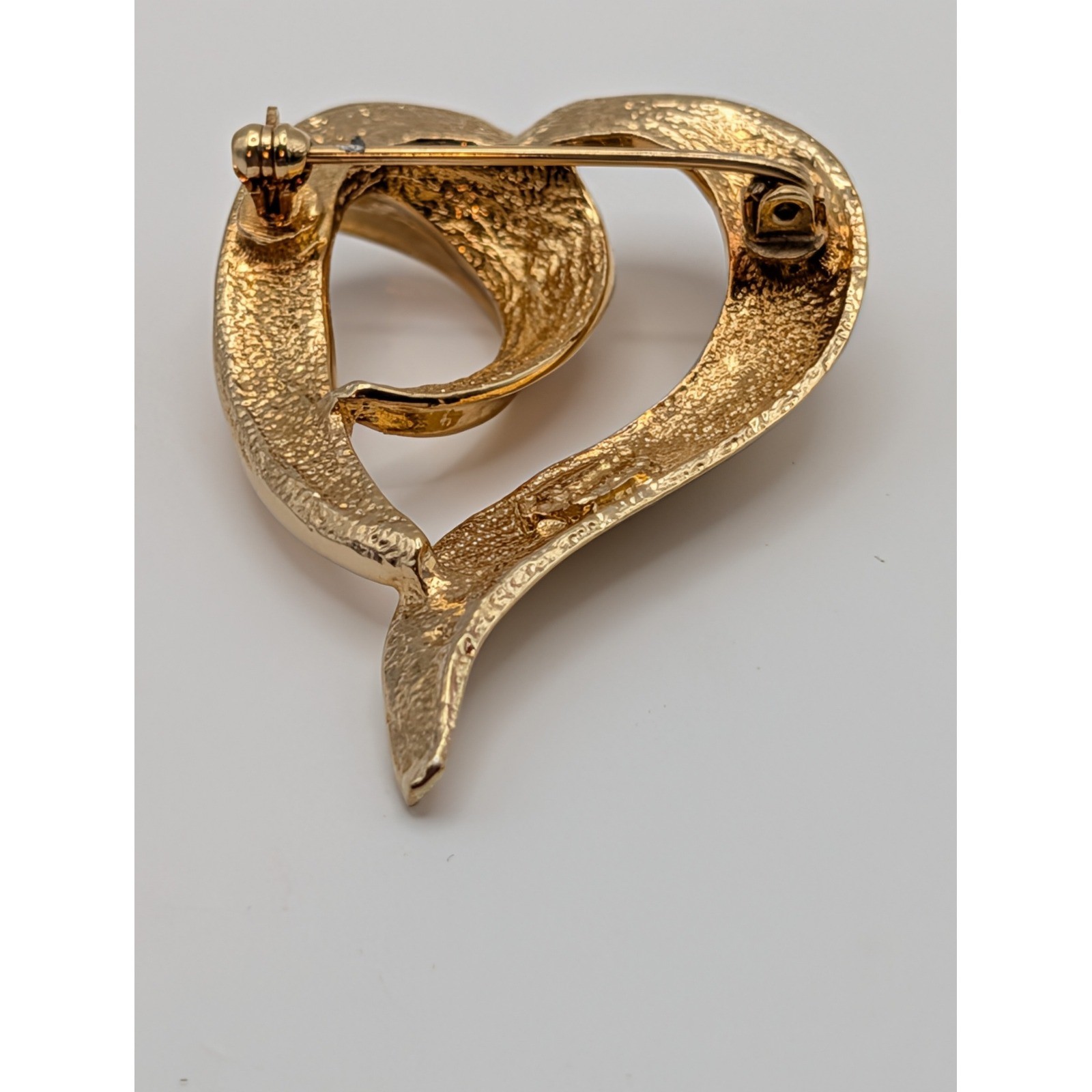 Allison Reed Gold Tone Open Heart Brooch Pin Ribbon Swirl Vintage 2″