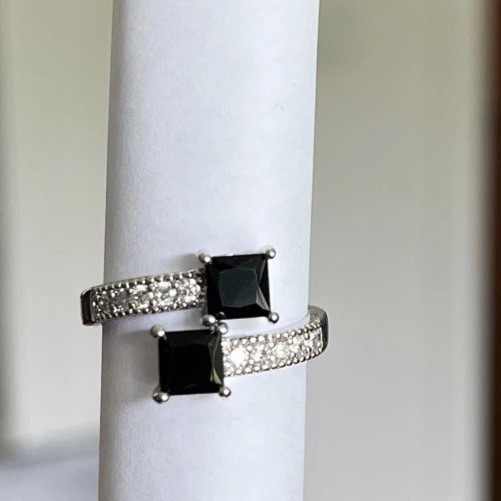 Silver Tone Ring Rhinestone Faux Onyx Stones Womens Size 6 3/4 NEW