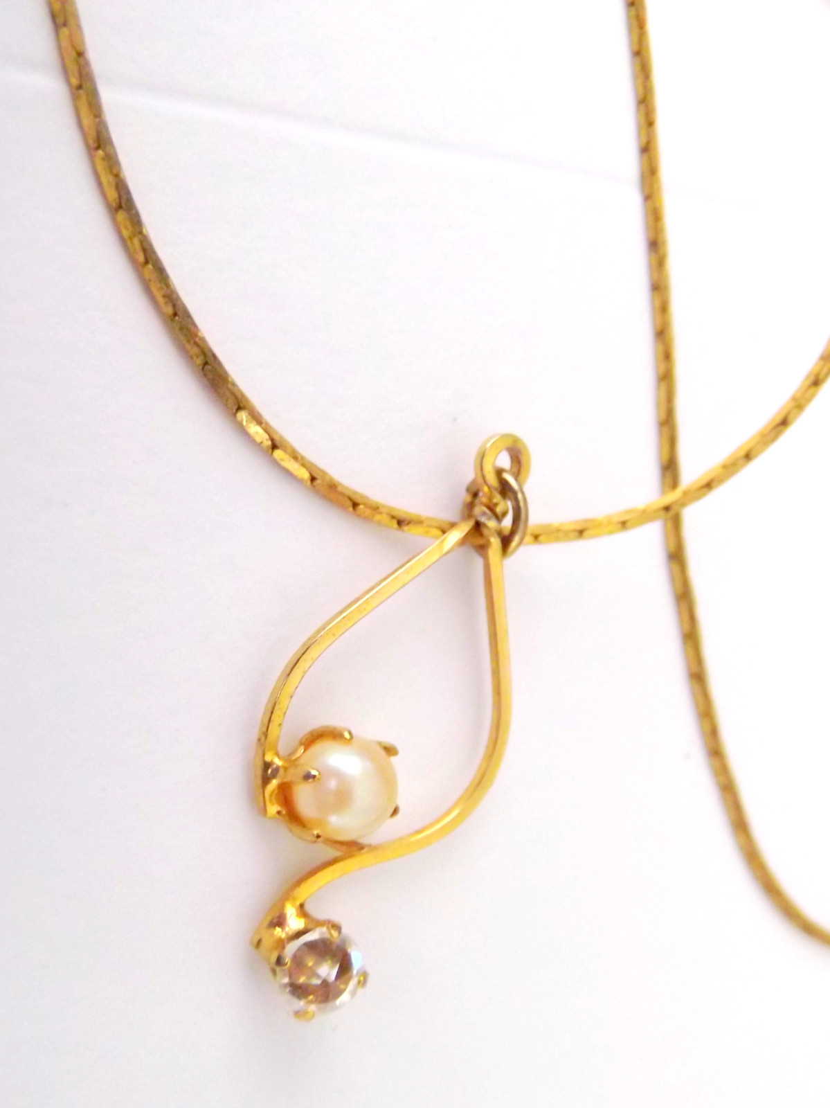 Necklace 17″ Gold-tone chain w lovely delicate faux pearl w bright stone pendant