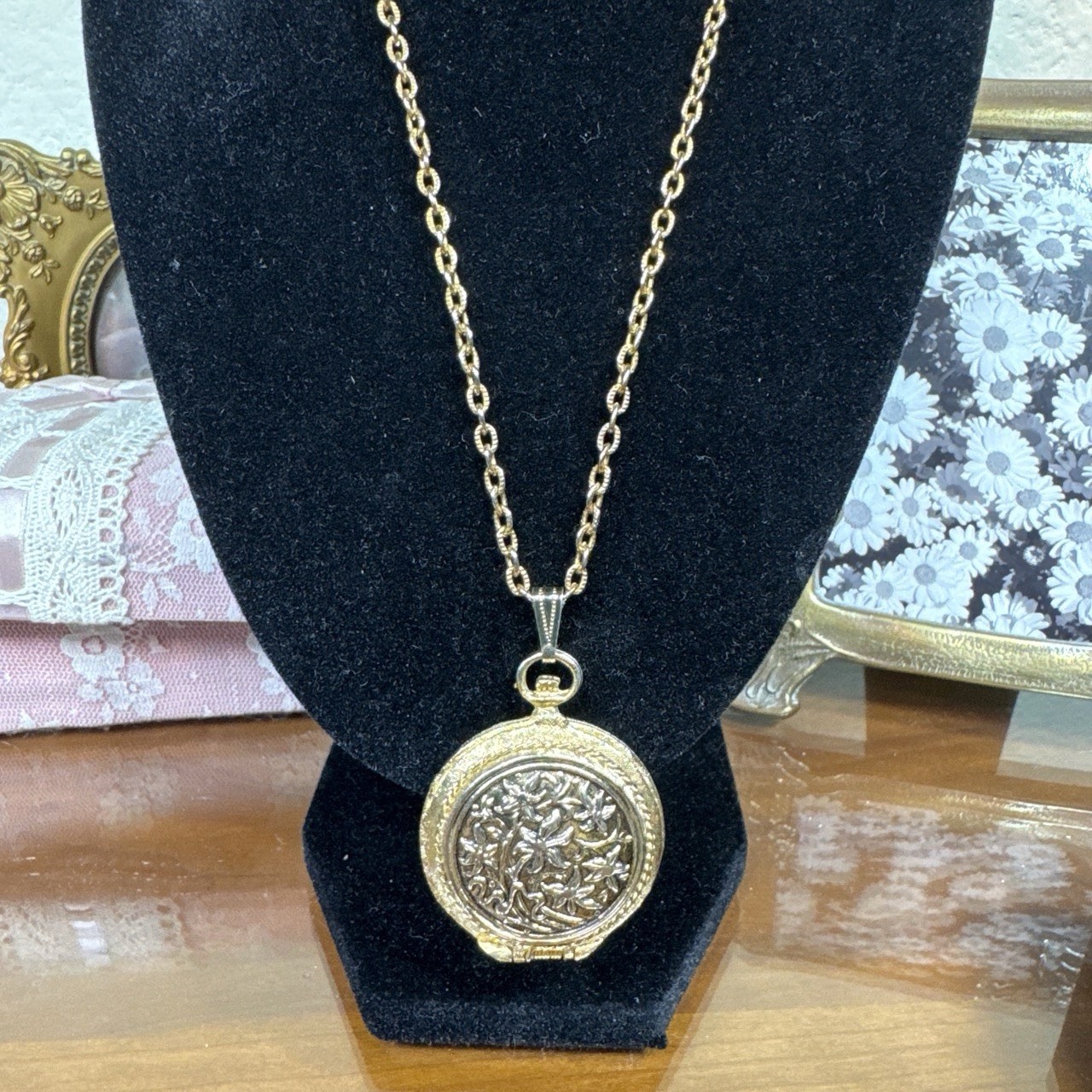 Vintage AMCHRON Gold Tone Round Photo Locket Pendant Necklace