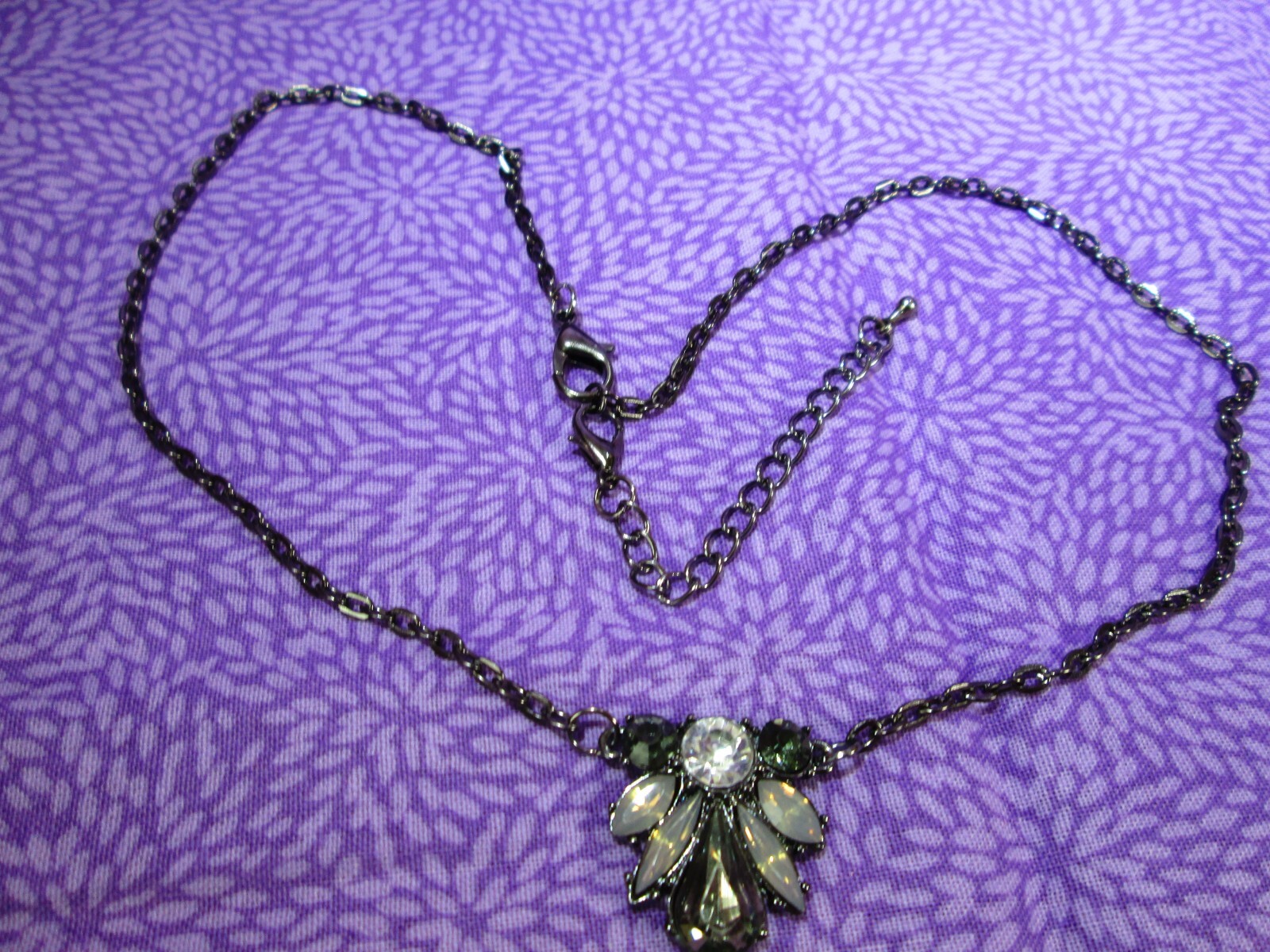 Acrylic Rhinestone Pendant Necklace 17.5″-20.5″ / Gunmetal Tone & Smoke / E