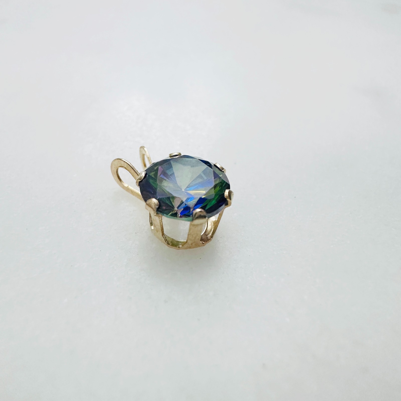 Solid 10K Yellow Gold 1.03ct (6.5mm) Round-cut Faux Mystic Topaz Pendant