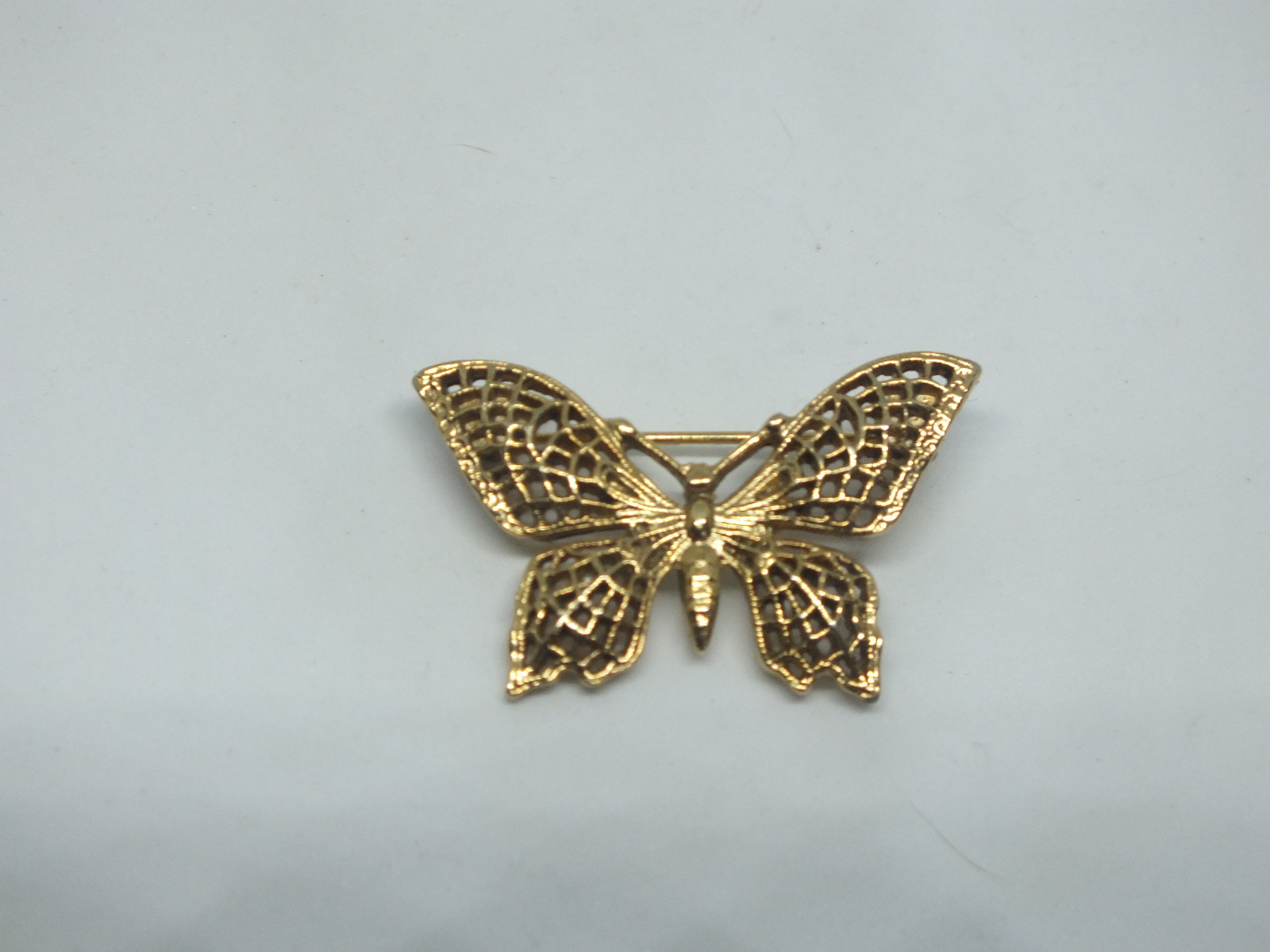 Beautiful Brooch Pin Butterfly Gold Tone Filigree 1 3/8 x 3/4″ NICE