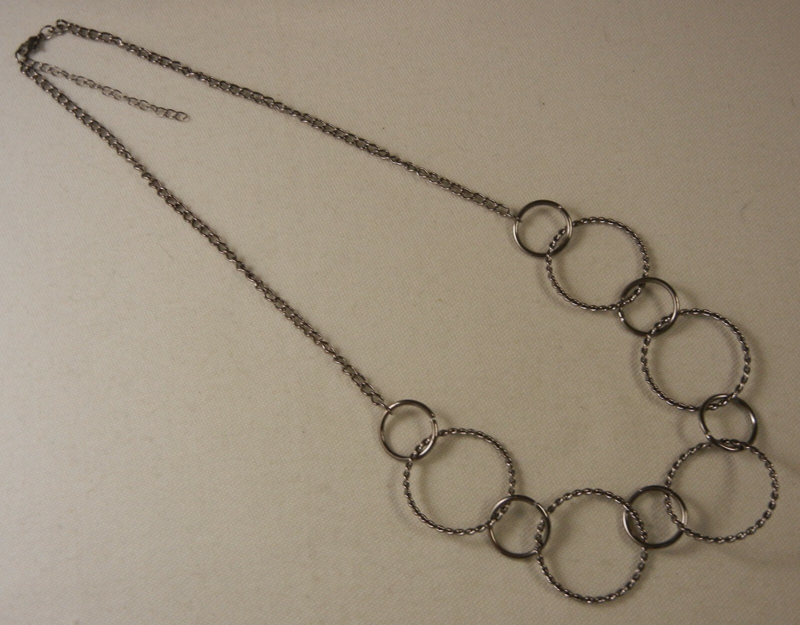 Pretty Dark Silver Tone Round Twisted Circles Link Chain Necklace 24 – 27″