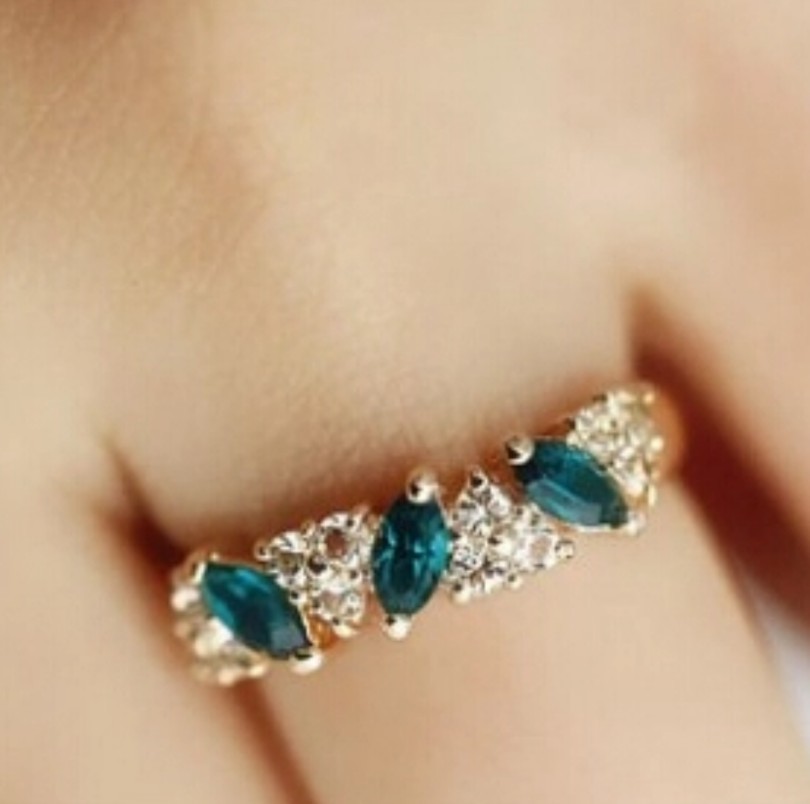 Retro Bohemia Faux Emerald Crystal Ring silver toned