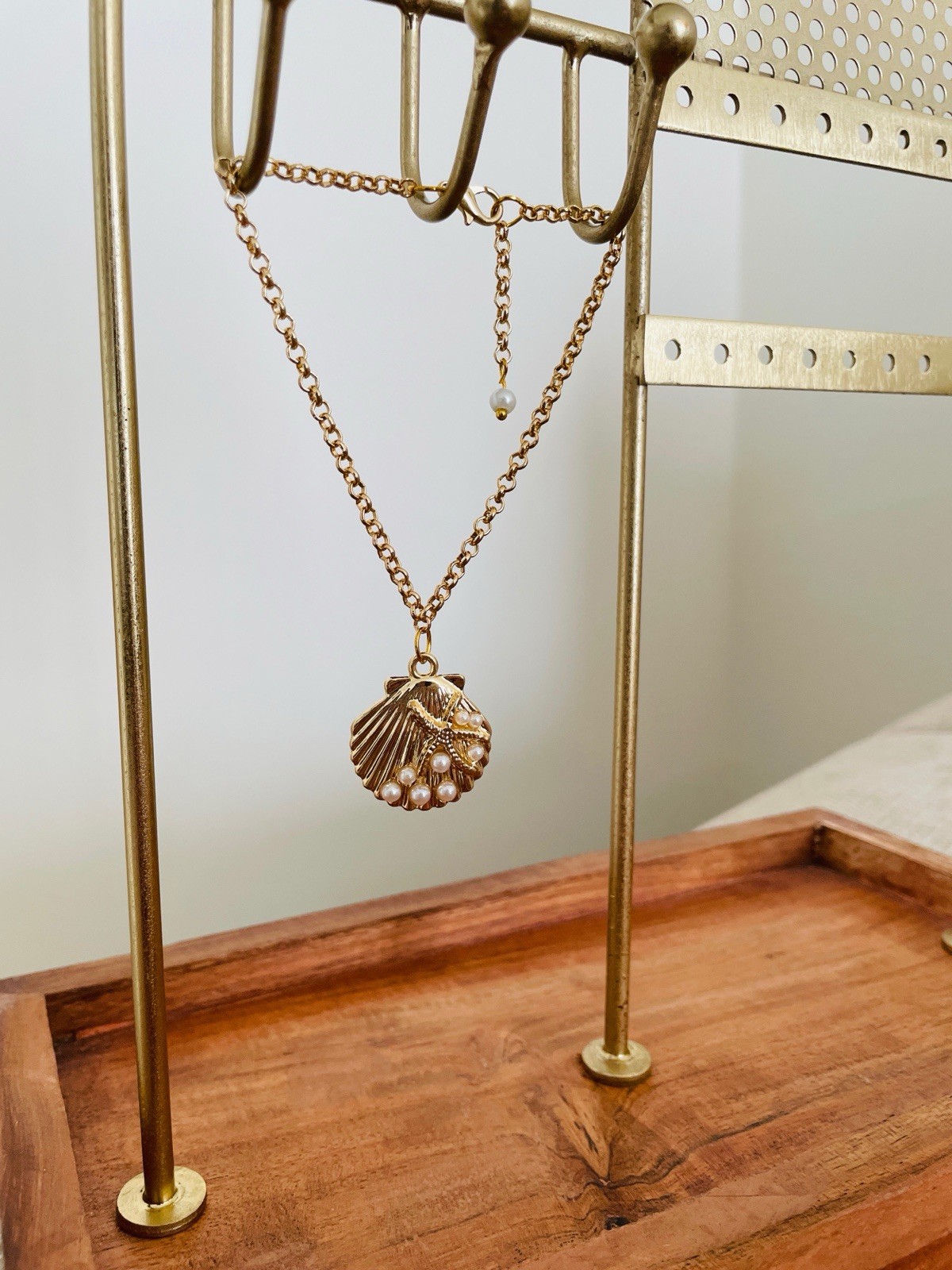 Women’s Gold-Plated Seashell/Pearl Charm Bracelet