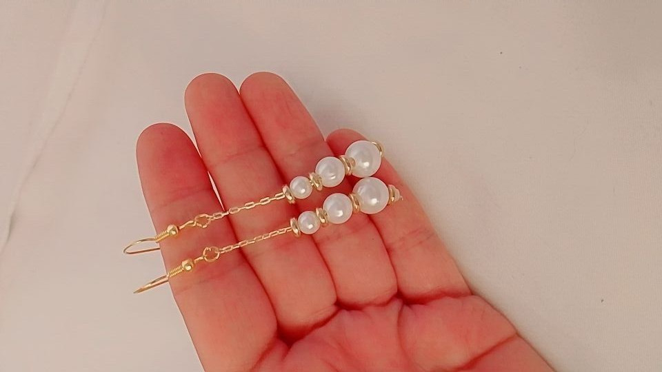 A distinctive and beautiful earring for elegant women who love beauty. It is cha