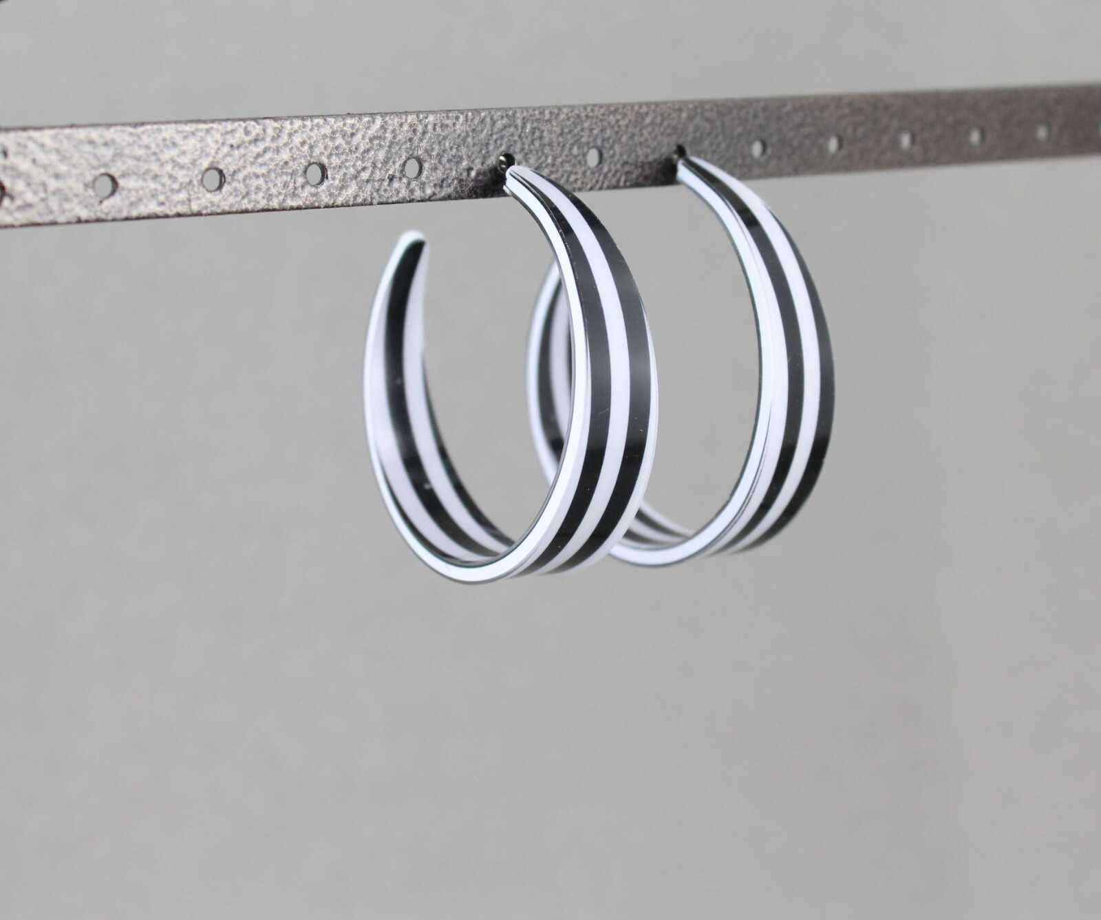 Black White stripe hoop earrings plastic lightweight post acrylic 1 7/8″ wide