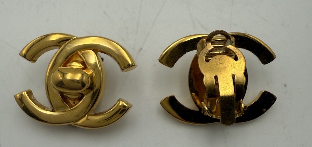 CHANEL 1996 CC Gold Turnlock Clip-On Earrings RARE