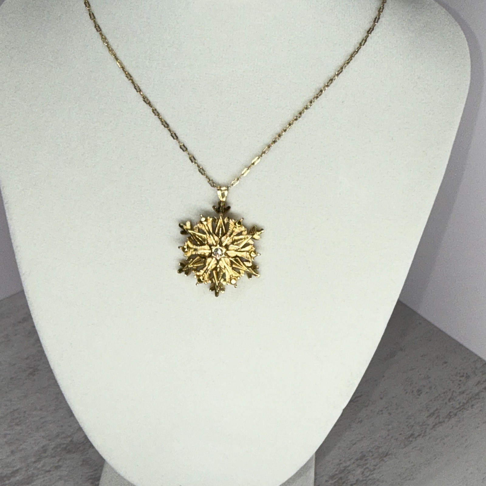 Avon Gold Tone Starburst Pendant Necklace Cable Chain Rhinestone Round Stone
