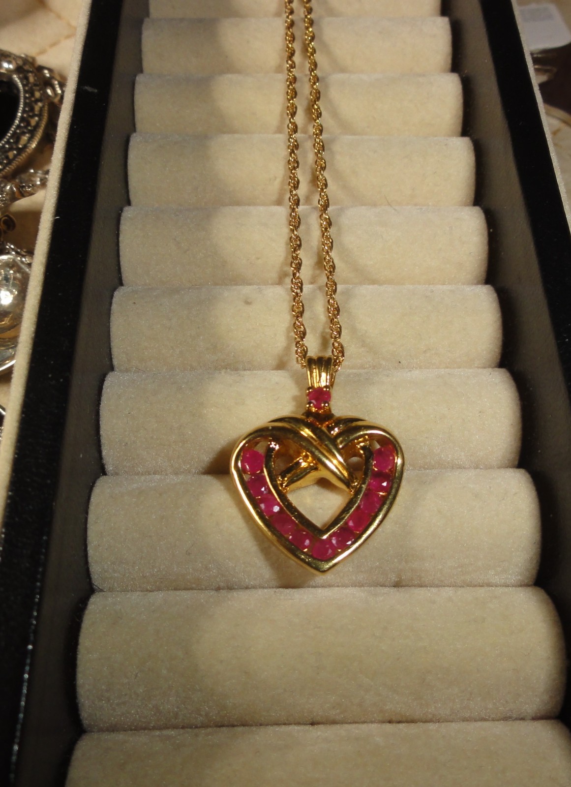 JANUARY BIRTHSTONE GARNET HEART (3/4″ DROP) ON 18″ GOLDTONE CHAIN, NEVER WORN!
