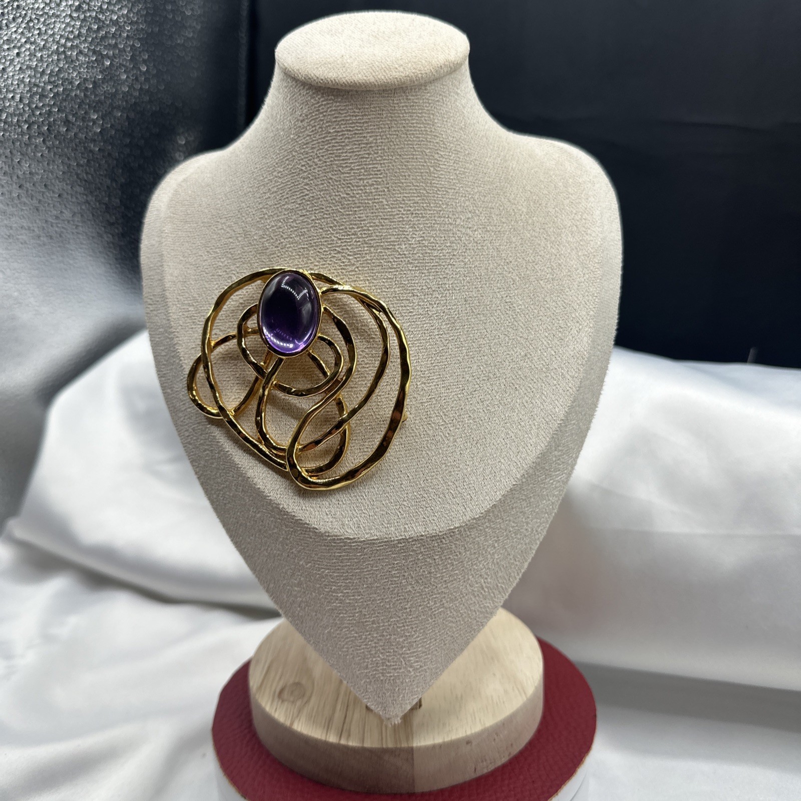 ‘92 Avon Swirl Wire Gold Tone Brooch and Earrings Set. Mint condition. See pics.