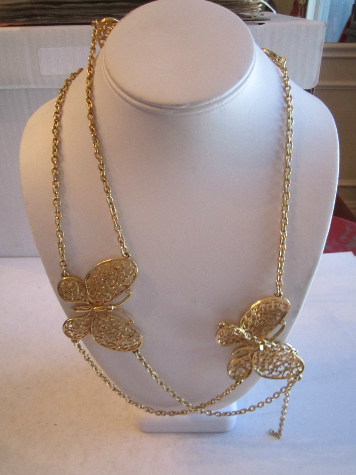 LARGE LOT OF COSTUME NECKLACES & CHAINS – SEE PICS – TUB BBA-4