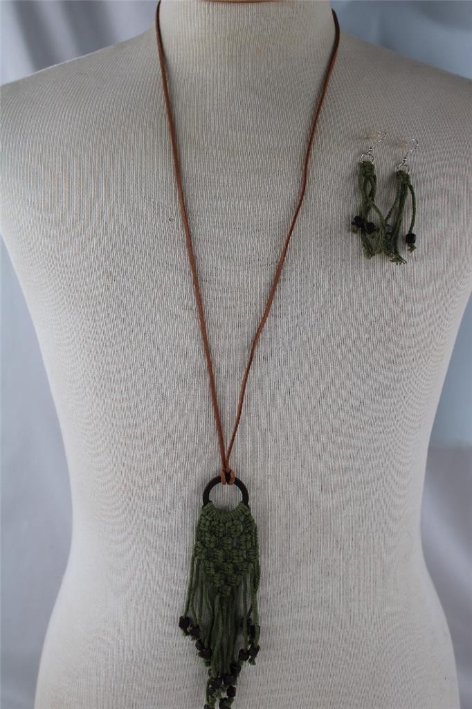VINTAGE GREEN MACRAME NECKLACE EARRING SET~OLIVE GREEN~WOODEN ACCENT BEADS