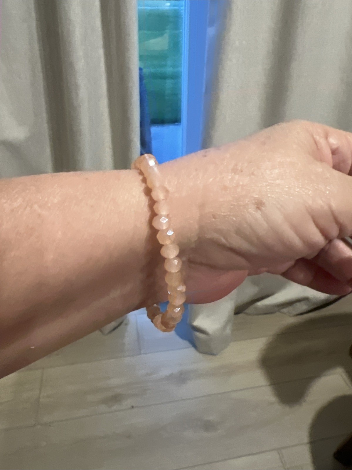 T Jazelle Beaded Stretch Faceted Peach Stones Charm Bracelet Sm/Med 7 1/2” # 17