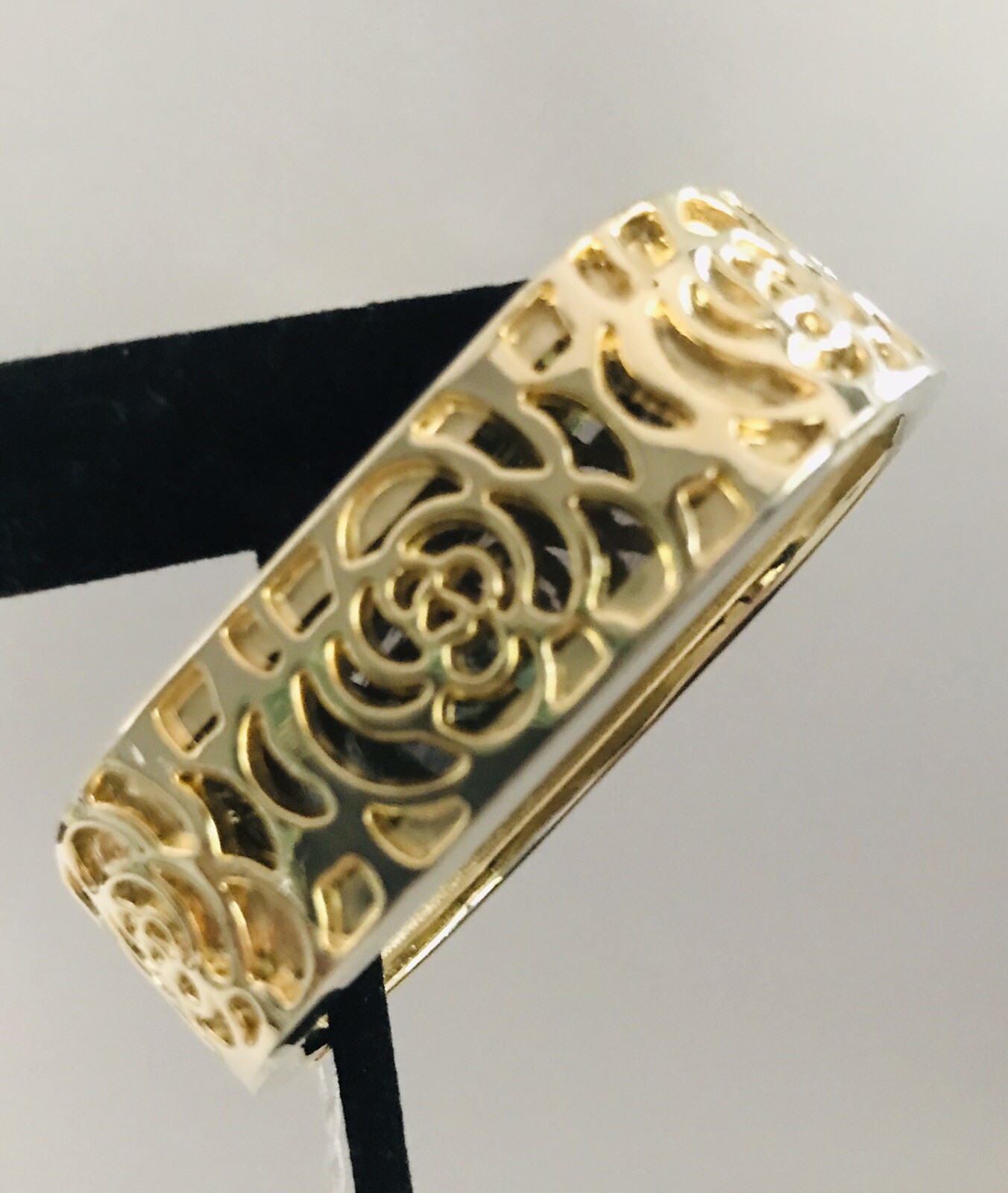 Charming Charlies fitness tracker holder Clamper bracelet GOLDTONE J619