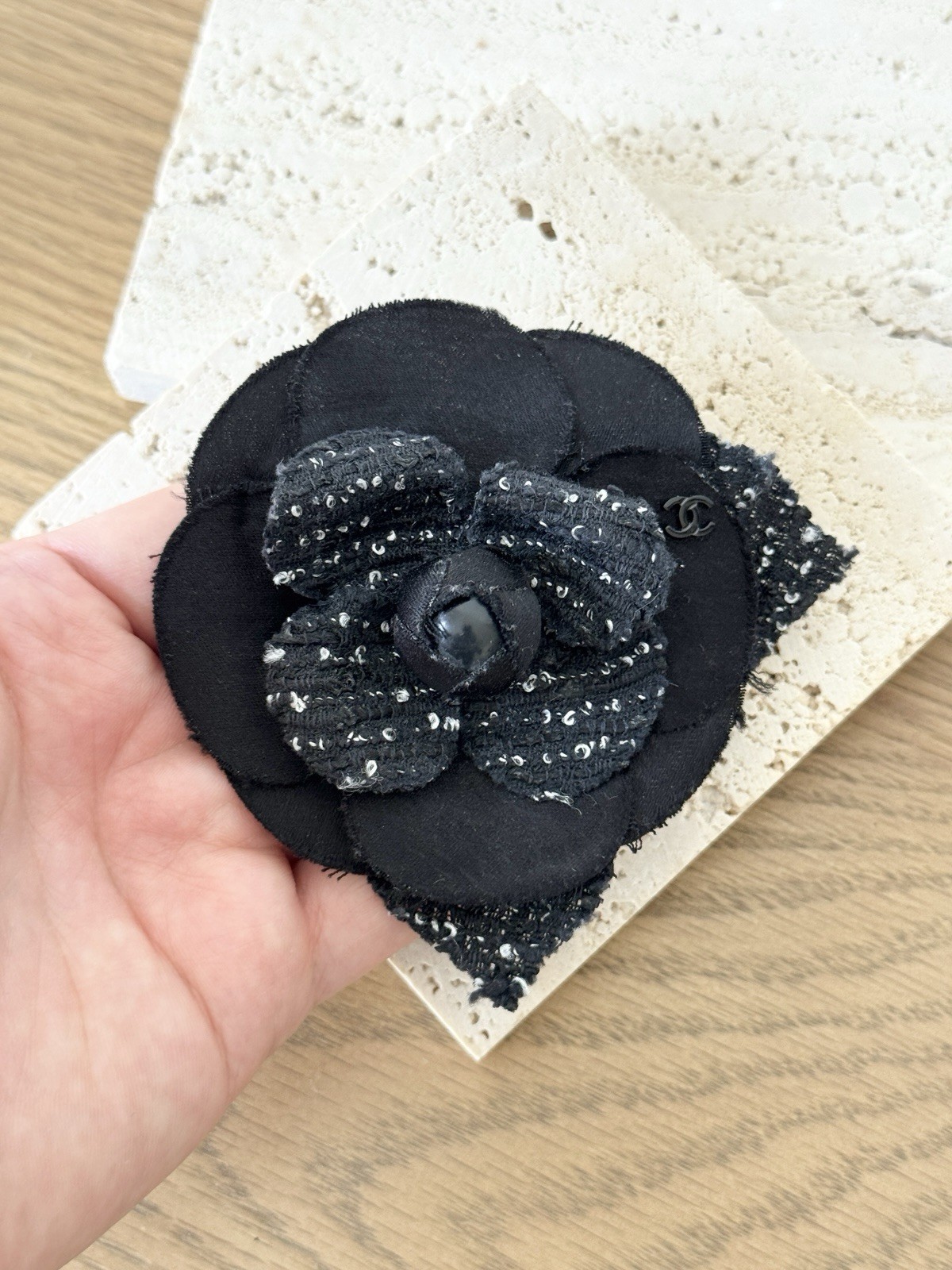 CHANEL Camélia Brooch crafted from black tweed/canvas – Black / White