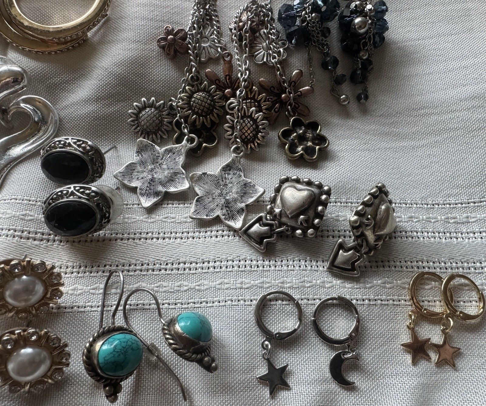 30+ Pair Pierced Earrings Unmarked Gold Silver Tone Rhinestone Faux Pearl