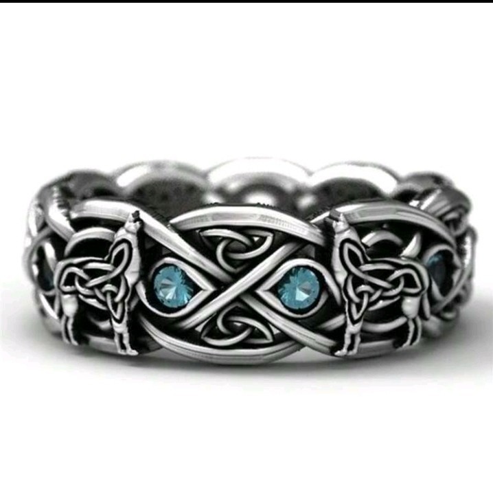 Silver-Plated Zinc Wolf Ring Adorned With Blue Rhinestones Size 6